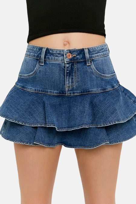 Mid blauwe denim rok van TALLY WEIJL met twee ruches, gedragen met een zwarte crop top.