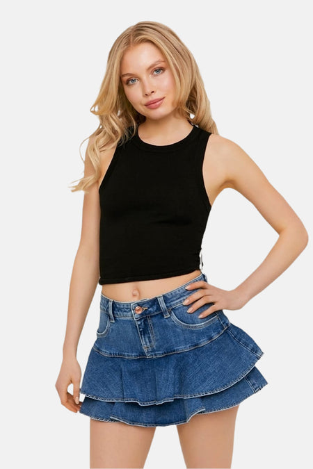Mid-blauwe spijkerrok van TALLY WEIJL, een korte, gelaagde rok gedragen door een model met een zwart crop-topje.