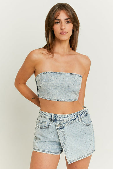 Lichtblauwe denim short van TALLY WEIJL, met overslagdetail en decoratieve strass steentjes.