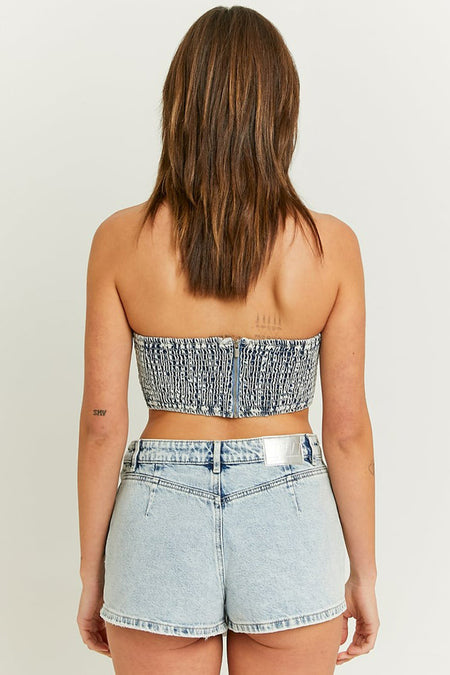 Lichtblauwe denim short van TALLY WEIJL, met hoge taille en zichtbare achterzakken.
