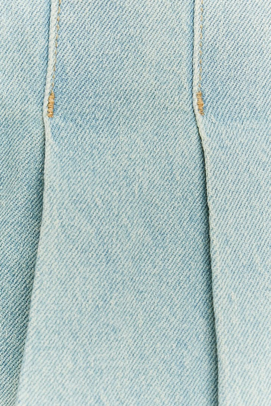 Korte rok van lichtblauw denim van TALLY WEIJL, met stiksels en plooien, close-up.
