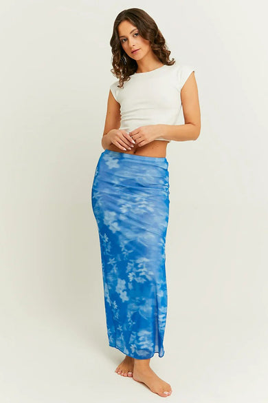 Lange blauwe rok van TALLY WEIJL, met witte bloemenprint en geplooid detail.