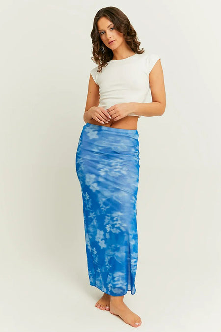 Lange blauwe rok van TALLY WEIJL, met witte bloemenprint en geplooid detail.