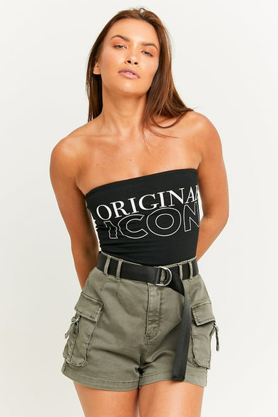 Zwarte top zonder mouwen van TALLY WEIJL, gecombineerd met cargoshorts en een zwarte riem.
