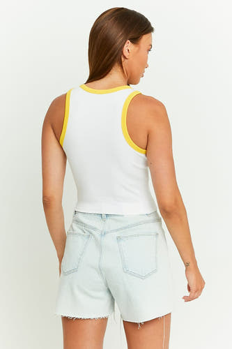 Witte singlet met gele details van TALLY WEIJL, met lichtblauwe denim shorts.