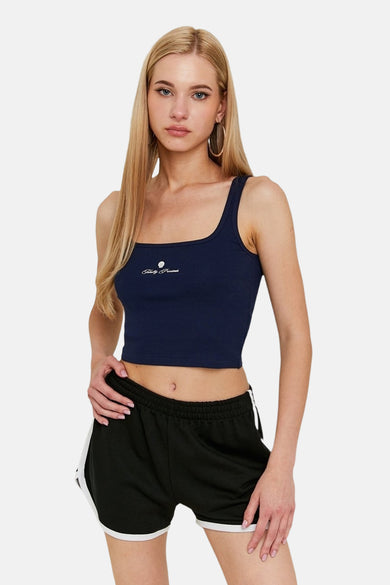 T-shirt bleu TALLY WEIJL, avec un texte brodé et porté avec des short de sport noirs.