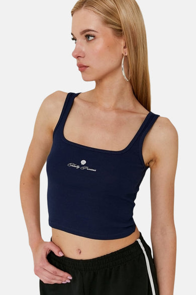 T-shirt sans manches bleu de TALLY WEIJL, avec une texture rayée et un petit logo blanc imprimé.