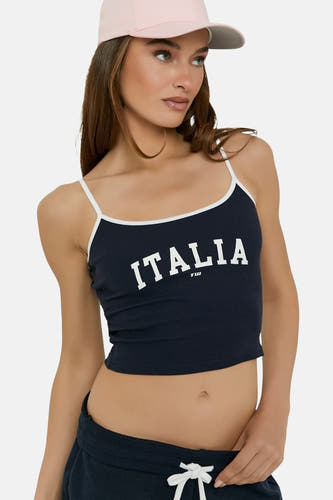 Donkerblauwe spaghettibandjes top met witte rand en "ITALIA" print van TALLY WEIJL, gedragen met roze pet en donkerblauwe joggingbroek.