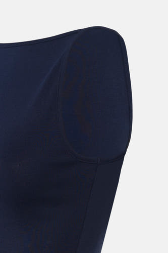 Donkerblauwe mouwloze top van TALLY WEIJL, close-up van schouder en bovenarm, gladde jerseytextuur, strakke pasvorm
