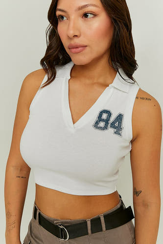 Witte top zonder mouwen van TALLY WEIJL, met een '84' print en een polokraag.