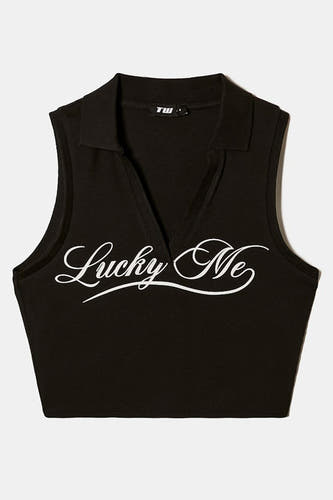 Zwarte top zonder mouwen van TALLY WEIJL met witte "Lucky Me" tekst.