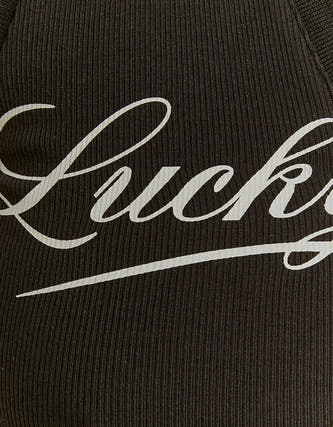 Zwarte top van TALLY WEIJL met witte "Lucky" belettering en geribbelde textuur.
