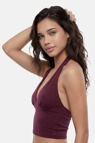 Rode mouwloze top van TALLY WEIJL, halterhals, strakke pasvorm, zijprofiel, model met donker haar