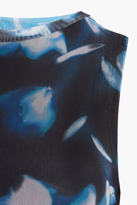 Multicolor mouwloze top van TALLY WEIJL met blauwe abstracte print en fijne mesh textuur, close-up zijaanzicht