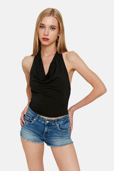 T-shirt noir sans manches de TALLY WEIJL, associé à des shorts en denim et des boucles d'oreilles dorées.