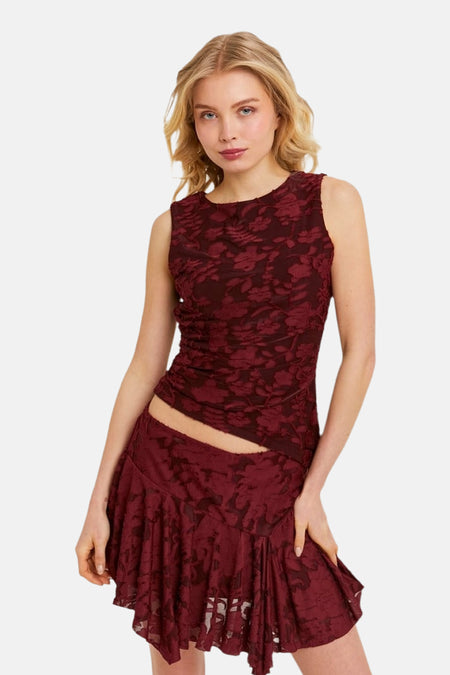 Mouwloze bordeaux blouse van TALLY WEIJL, met bloemenpatroon en een cropped pasvorm.
