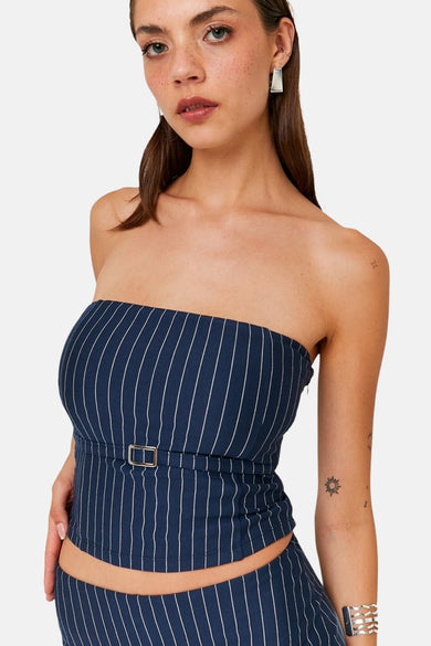 Blouse sans manches bleue de TALLY WEIJL avec une ligne de craie et un bouton décoratif argenté.
