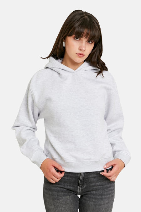 Grijze sweater met kap van TALLY WEIJL, gedragen met een donkere jeans en zilveren oorbellen.