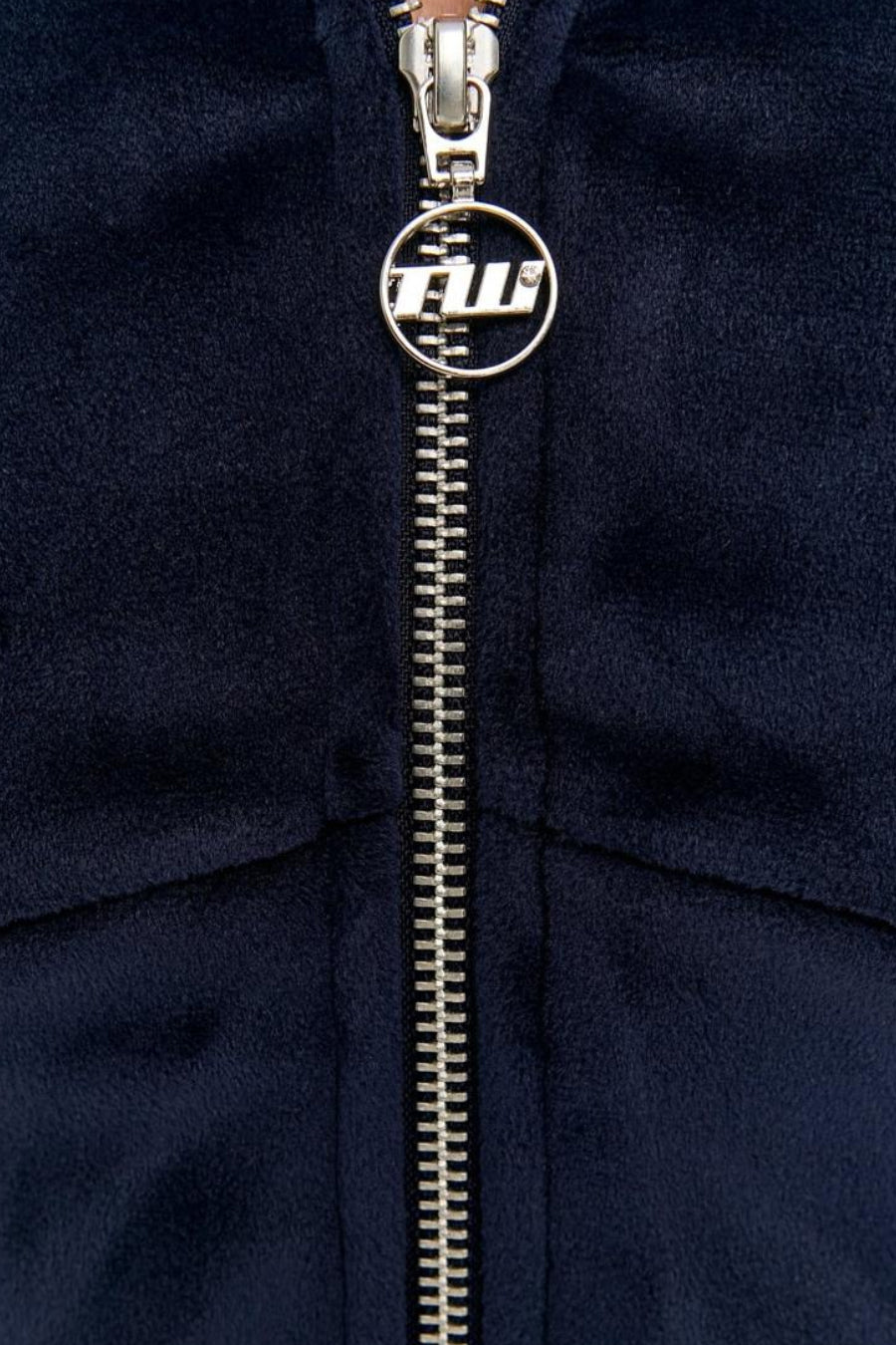 Donkerblauw velours vest met zilveren rits en logo.