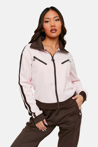 Roze gilet van TALLY WEIJL, met donkerbruine details zoals de kraag en ritsen.