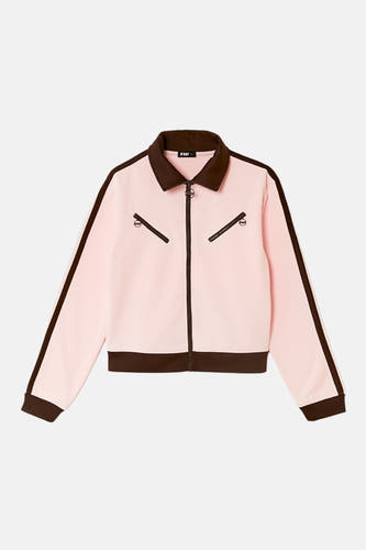 Roze gilet van TALLY WEIJL met een kraag, lange mouwen met donkerbruine strepen en twee schuine zakken.