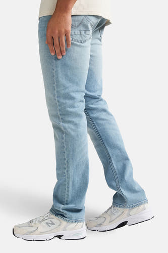 Jeans straight van lichtblauw denim van Petrol Industries®, gezien in een zijwaartse positie.