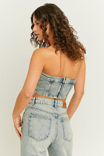 Lichtblauwe denim blouse zonder mouwen van TALLY WEIJL, met ritssluiting aan de achterkant, gecombineerd met jeans.