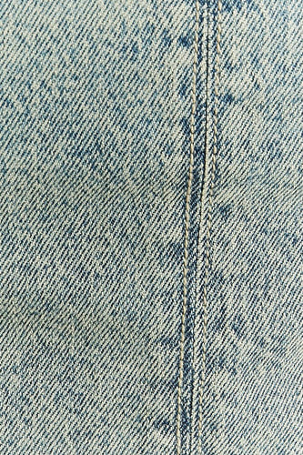 Lichtblauwe denim blouse van TALLY WEIJL, met contrasterende stiksels en een subtiel geweven textuur.

