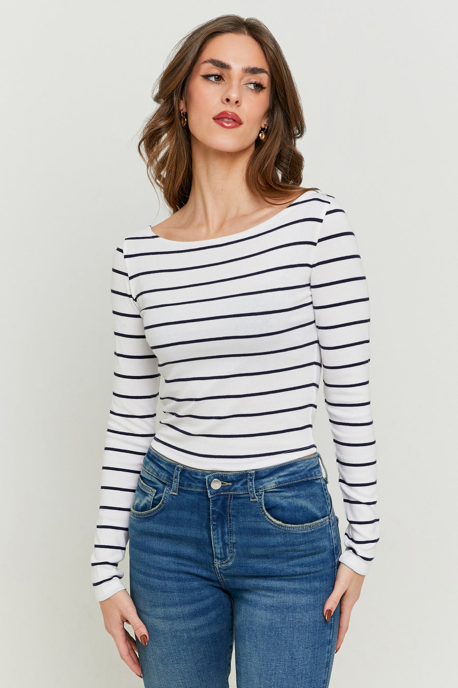 Wit gestreept T-shirt met lange mouwen van TALLY WEIJL, gecombineerd met een blauwe jeans.