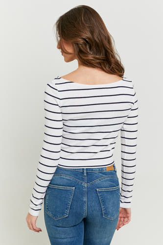 Wit gestreept T-shirt met lange mouwen van TALLY WEIJL, met een bootvormige halslijn, gecombineerd met blauwe jeans.