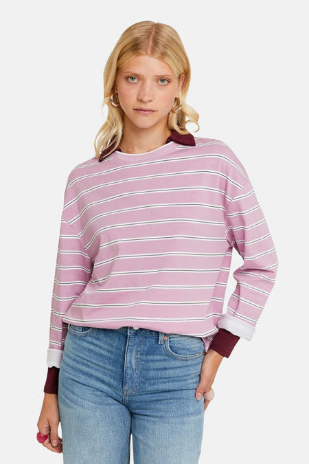 Roze T-shirt met lange mouwen van TALLY WEIJL, met witte strepen en gedragen met blauwe jeans.
