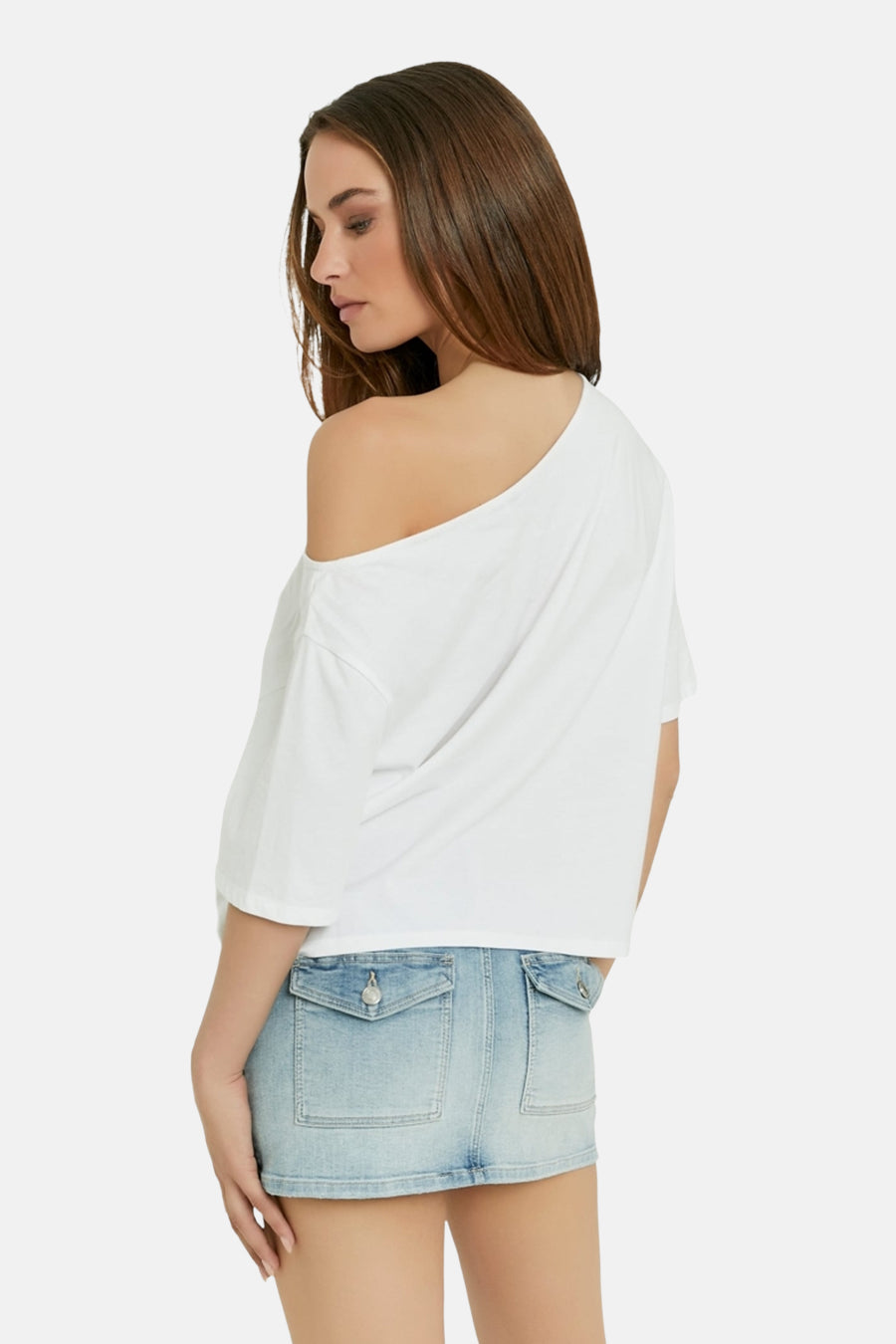 Witte oversized T-shirt van TALLY WEIJL, schouderontblotend, zijaanzicht, met lichte denim rok