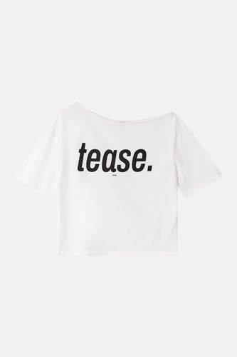Witte korte mouw T-shirt met zwarte tekst "tease." van TALLY WEIJL, voorzien van ronde hals en losse pasvorm, platte weergave.