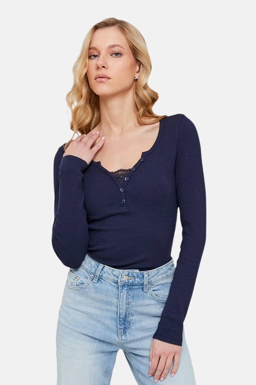 Blauw T-shirt met lange mouwen van TALLY WEIJL, met een kanten detail en knoopsluiting.