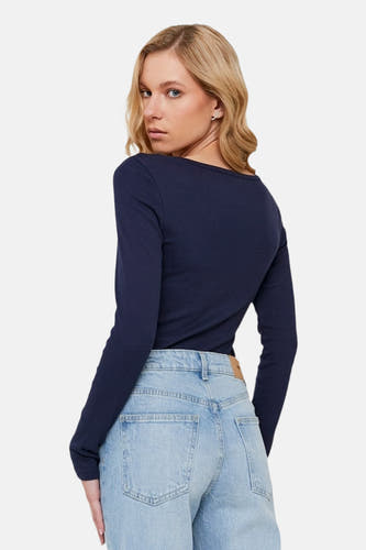 Blauw T-shirt met lange mouwen van TALLY WEIJL, met een ronde halslijn, gecombineerd met een lichtblauwe jeans.
