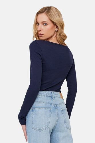 Blauw T-shirt met lange mouwen van TALLY WEIJL, met een ronde halslijn, gecombineerd met een lichtblauwe jeans.
