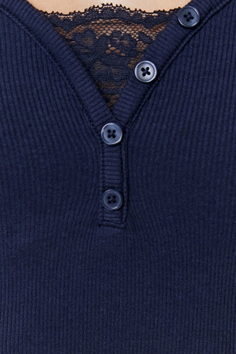 Blauw T-shirt met lange mouwen van TALLY WEIJL, met knoopsluiting en kanten detail.
