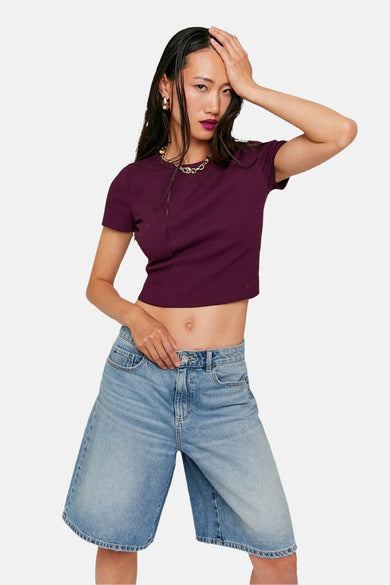 Paars T-shirt met korte mouwen van TALLY WEIJL, met geribbelde textuur, gecombineerd met wijde denim shorts en gouden sieraden.