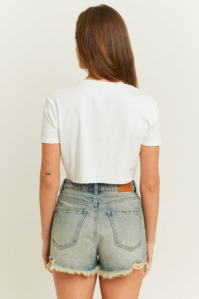 Wit T-shirt met korte mouwen van TALLY WEIJL, met denim shorts met gerafelde rand.
