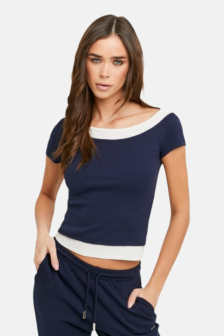 Blauw kort T-shirt van TALLY WEIJL met off-shoulder halslijn en witte randen, gecombineerd met bijpassende joggingbroek.