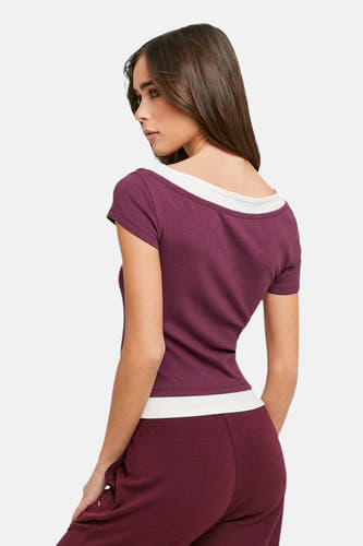 T-shirt à manches courtes violet de TALLY WEIJL, avec bordure blanche à l'encolure ronde et à l'ourlet, porté avec un jogging assorti.
