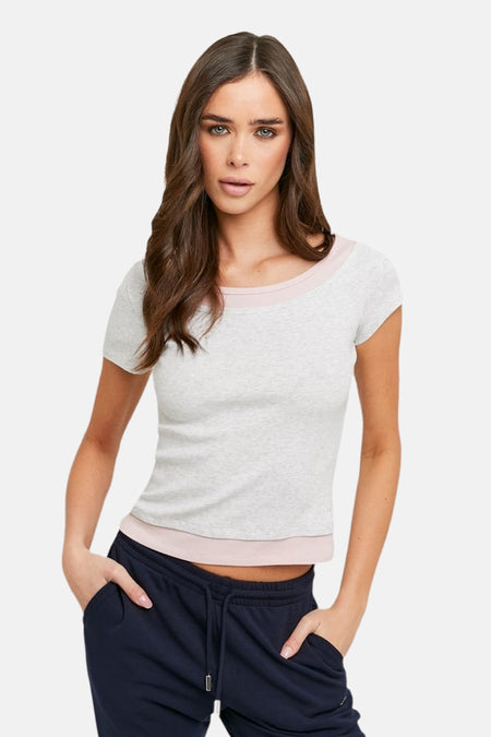 Grijs T-shirt met korte mouwen van TALLY WEIJL, met roze boorden, geribbelde stof en boothals, gedragen door een model met donkerblauwe joggingbroek.