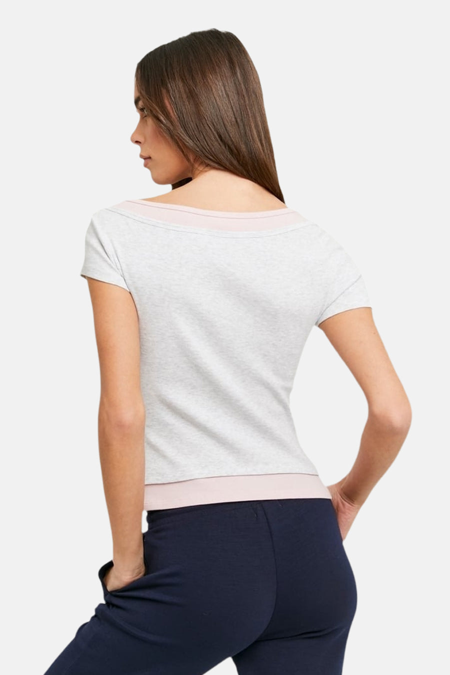 Grijs T-shirt met korte mouwen van TALLY WEIJL, met roze boorden, gedragen door een vrouw met donkerblauwe broek vanaf de achterkant.