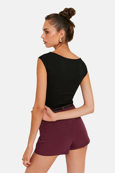 Zwart T-shirt met korte mouwen van TALLY WEIJL, met een lage boothals en gecombineerd met bordeauxrode shorts en een zwarte riem.