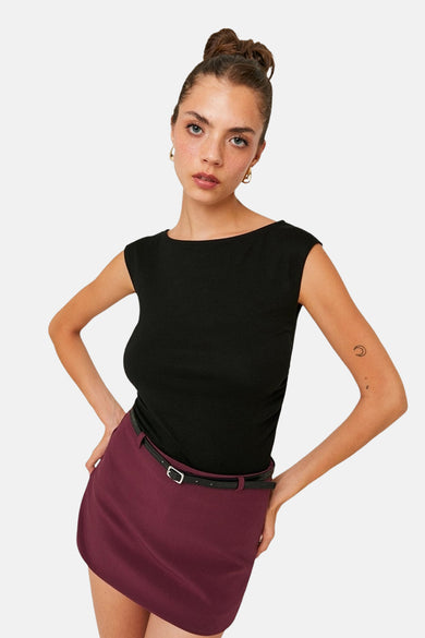 Zwart T-shirt met korte mouwen van TALLY WEIJL, met een effen kleur en gecombineerd met een bordeauxrode minirok.
