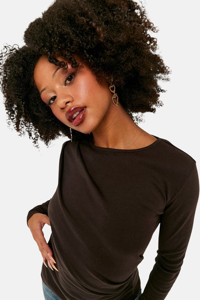 T-shirt marron à manches longues de TALLY WEIJL, avec des oreilles d'oreille en forme de cœur dorées et une chevelure abondante.