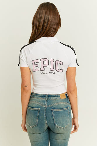 Witte polo met korte mouwen van TALLY WEIJL, gezien van achteren, met opschrift "EPIC" en spijkerbroek.