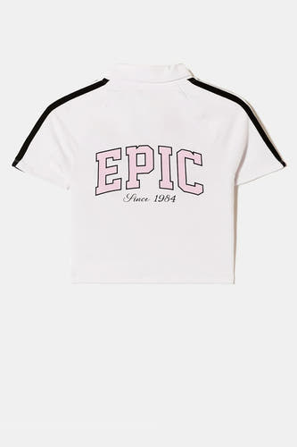 Witte polo met korte mouwen van TALLY WEIJL, met zwarte strepen op de schouders en roze 'Epic Since 1984' op de rug.