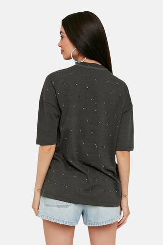 T-shirt gris à manches courtes de TALLY WEIJL, avec des points blancs, associé à des shorts en denim.
