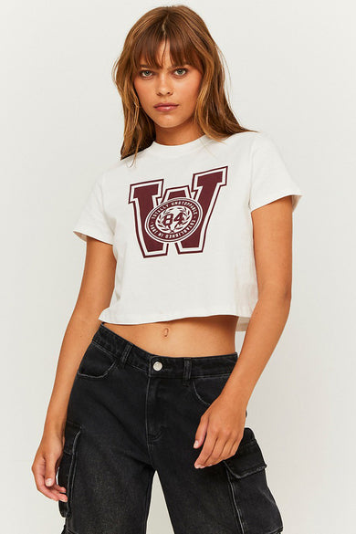 Wit T-shirt van TALLY WEIJL met een logo-opdruk, gecombineerd met een zwarte broek.
